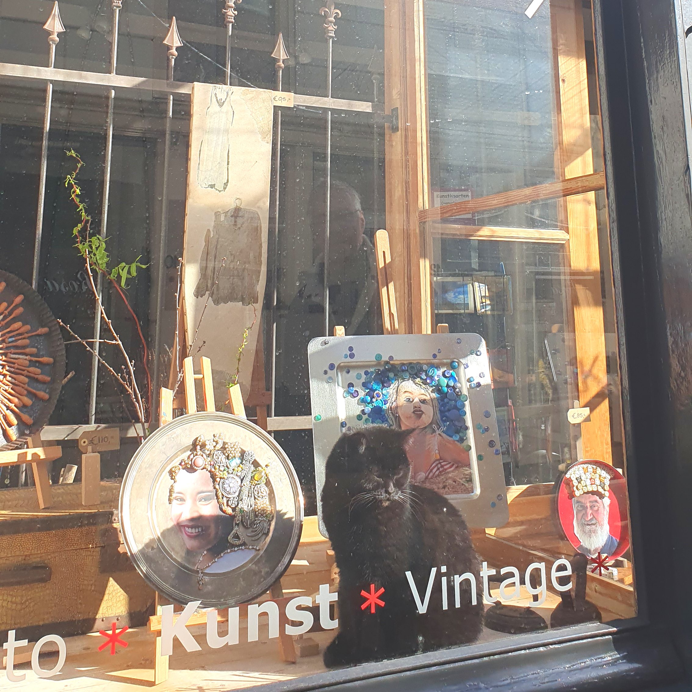 Mijn kat Khusi is ook graag in de galerie