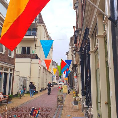 Vrolijke vlaggen van de Burgstraat